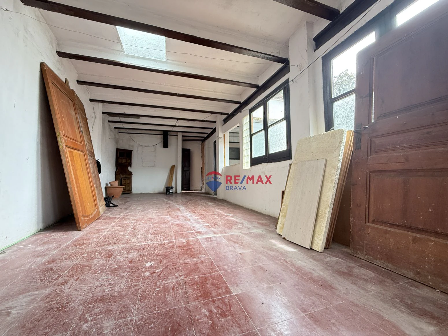Oportunidad única en Besalú: edificio con local comercial