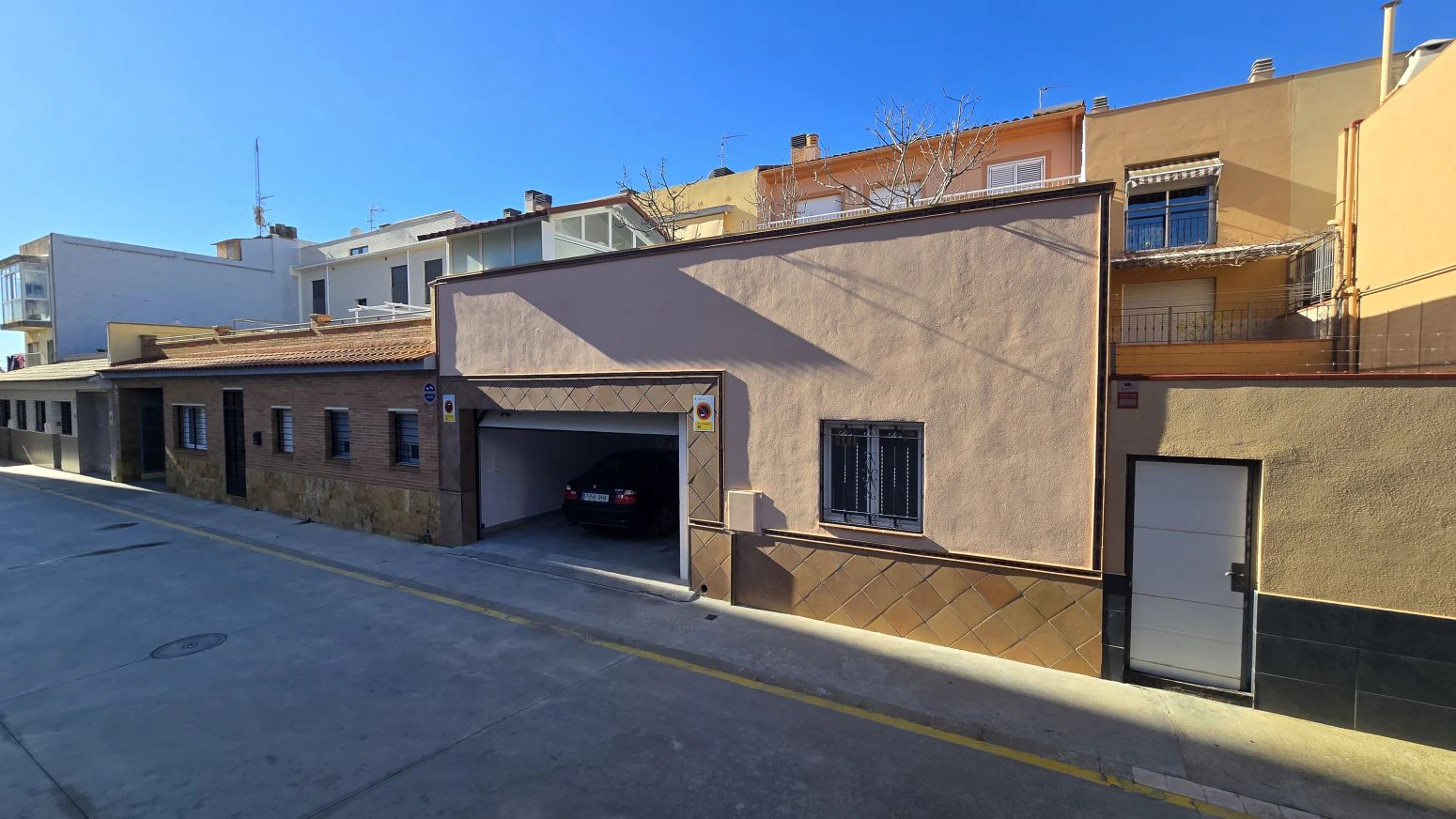 Vive arriba, opera abajo: casa + taller con ascensor y terra