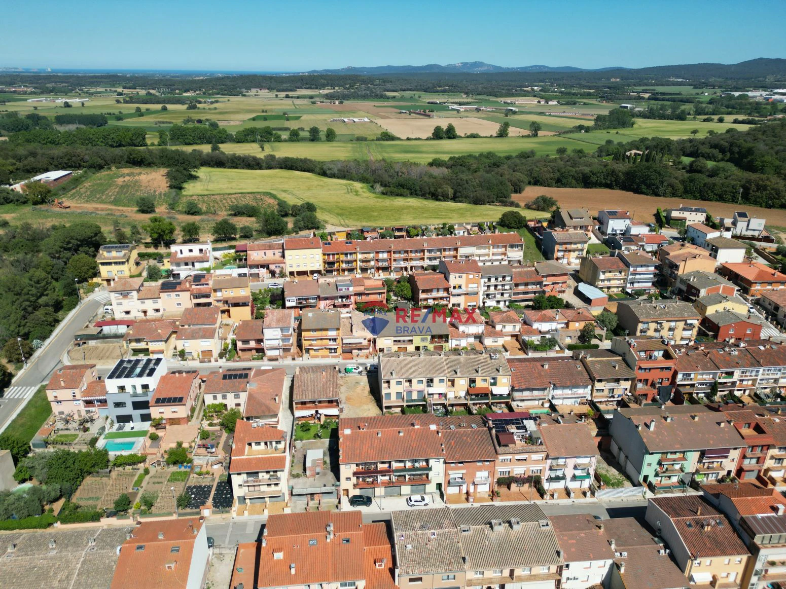 Terreno con dos garajes con posibilidad de realizar dos piso