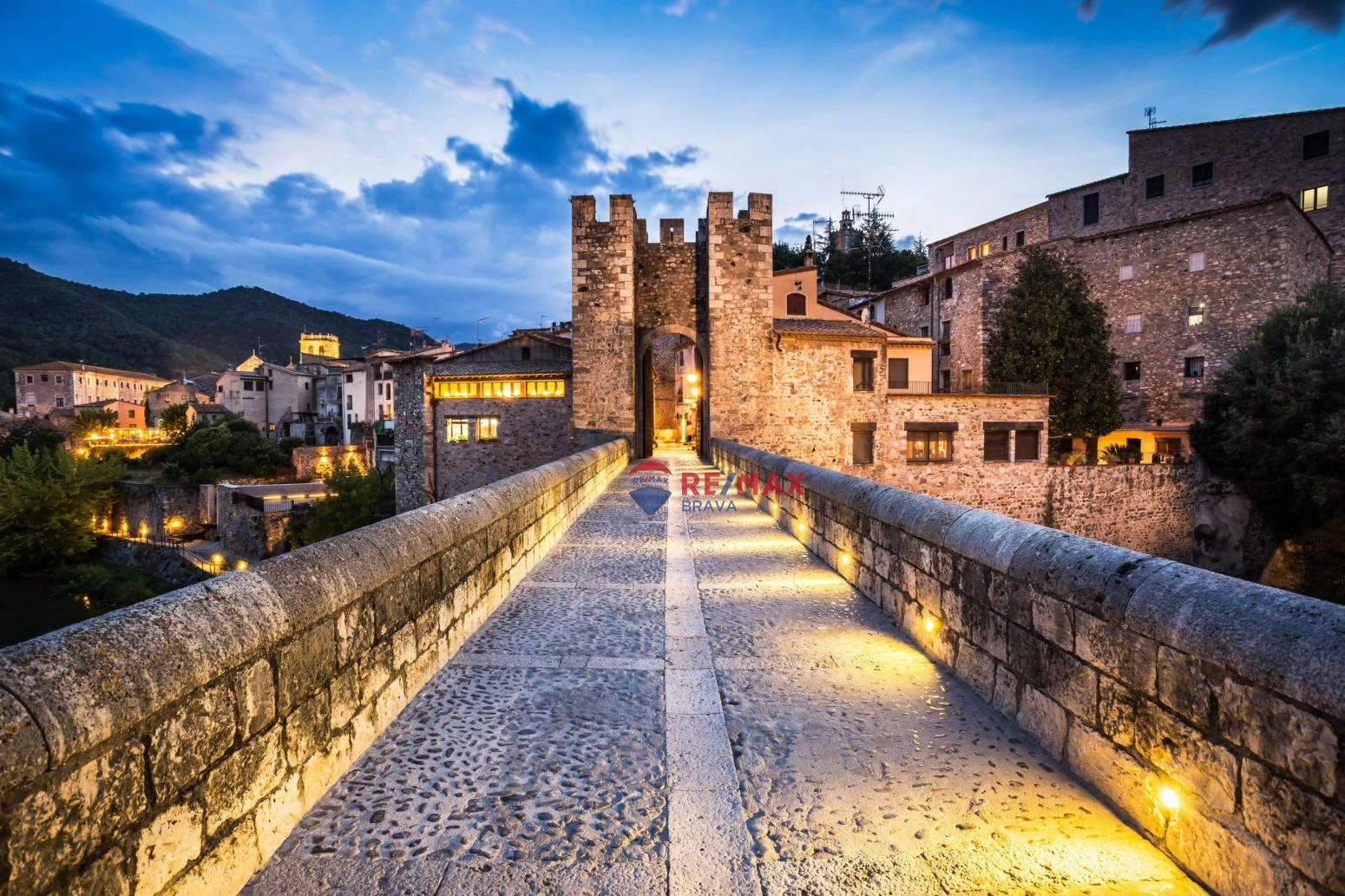 Oportunidad única en Besalú: edificio con local comercial
