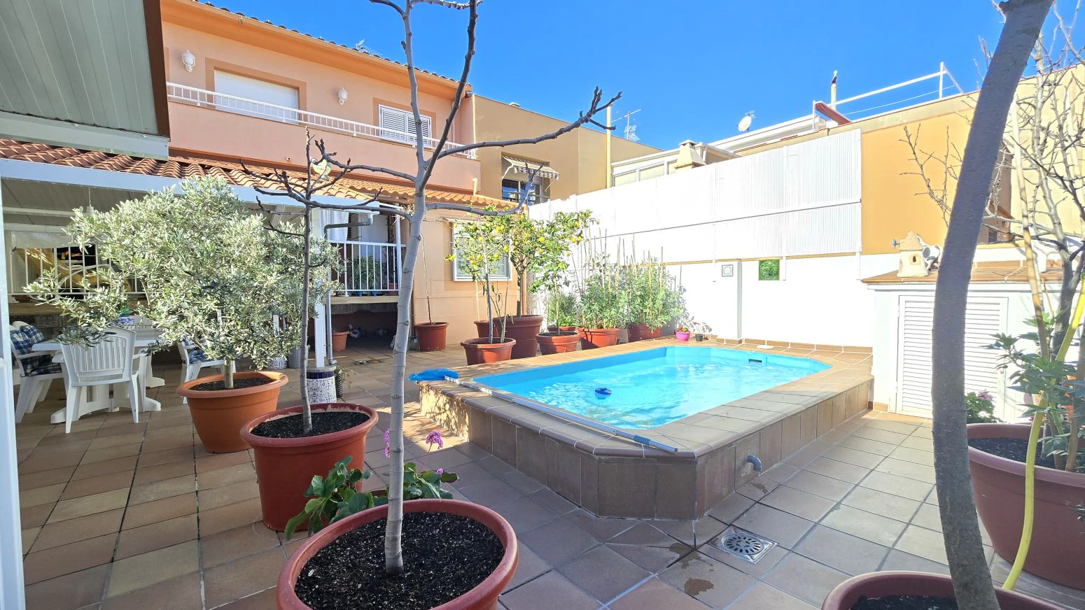 Vive arriba, opera abajo: casa + taller con ascensor y terra