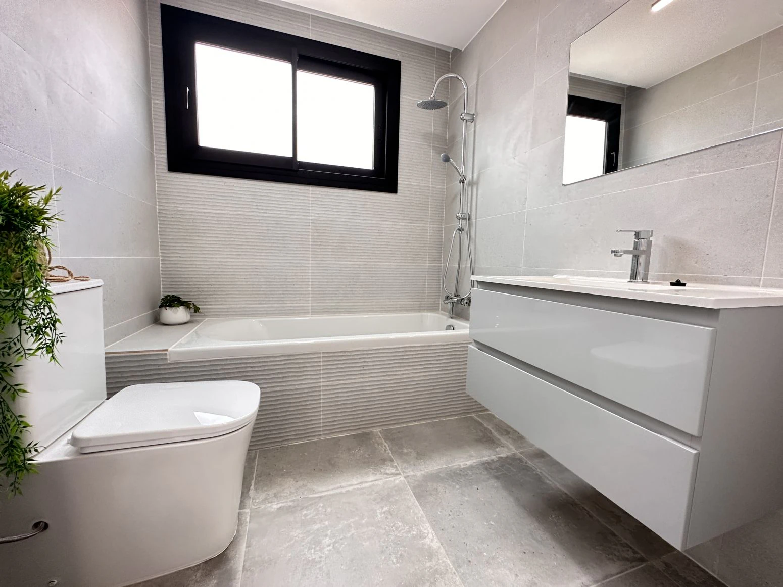Bonita casa con piscina de obra nueva en sector Mestral de E