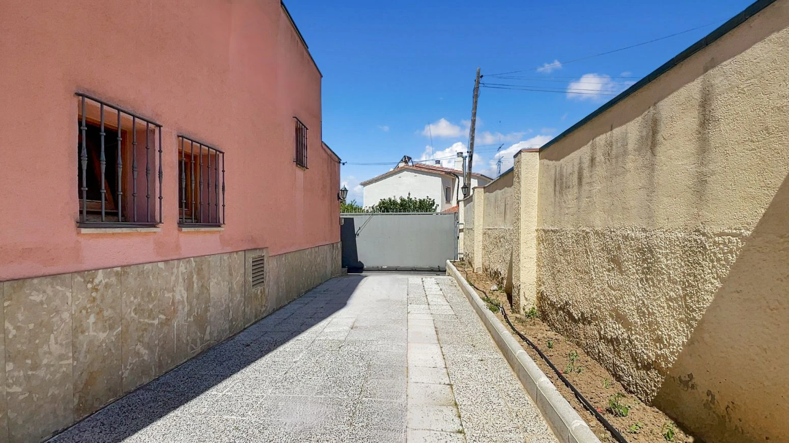 Villa de 4 habitaciones, ubicada en urbanización tranquila