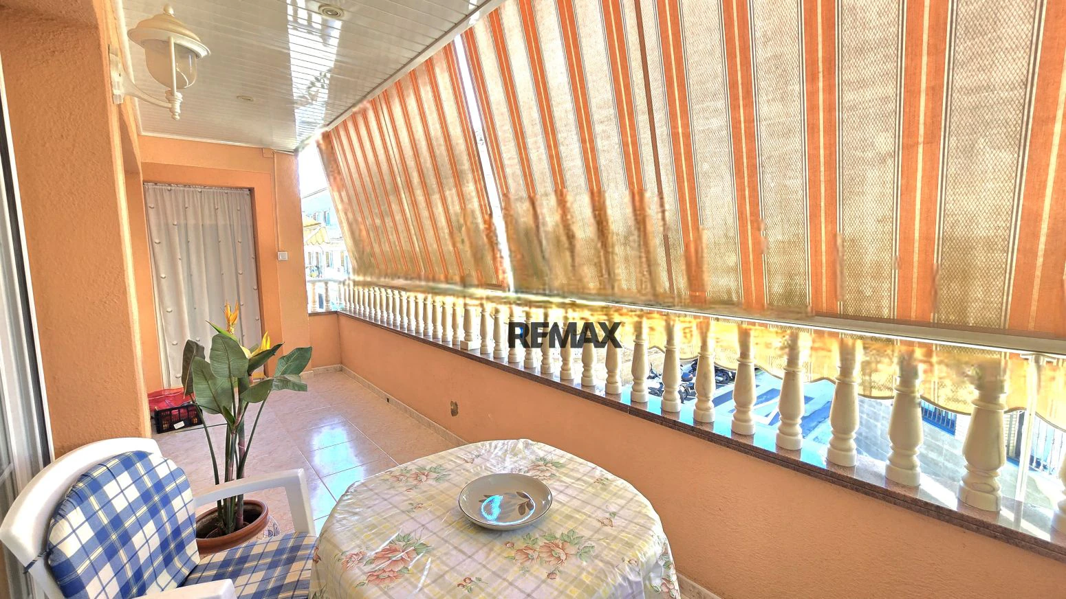 Vive arriba, opera abajo: casa + taller con ascensor y terra