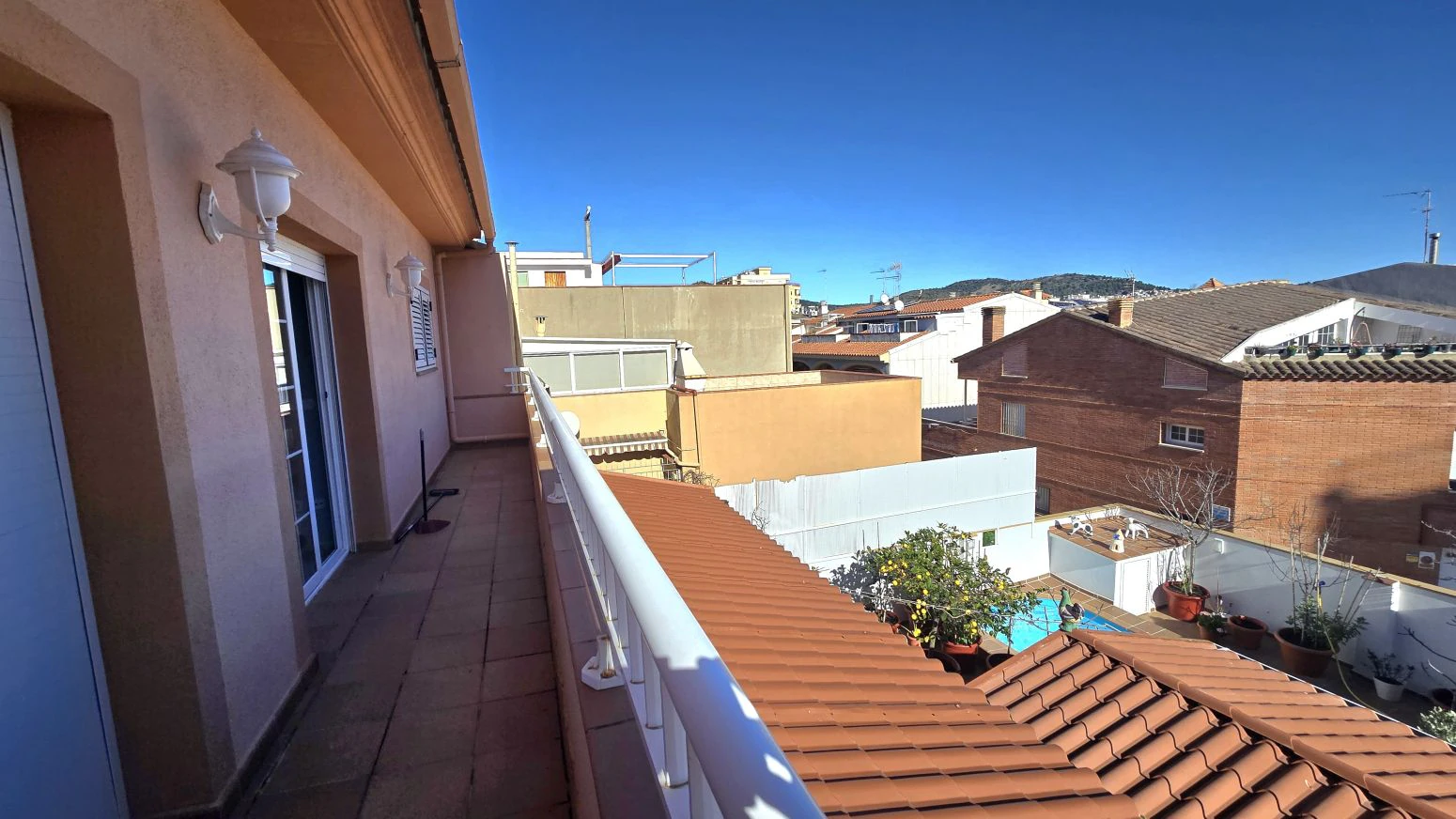 Vive arriba, opera abajo: casa + taller con ascensor y terra
