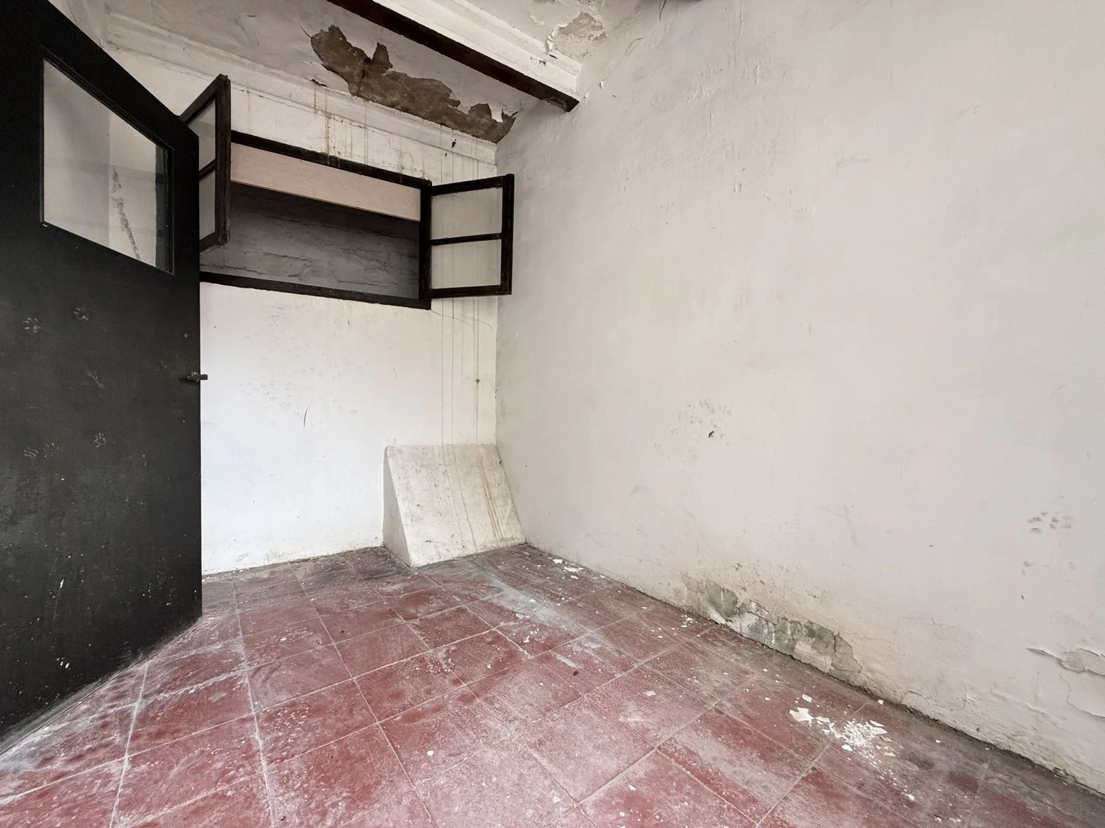 Oportunidad única en Besalú: edificio con local comercial