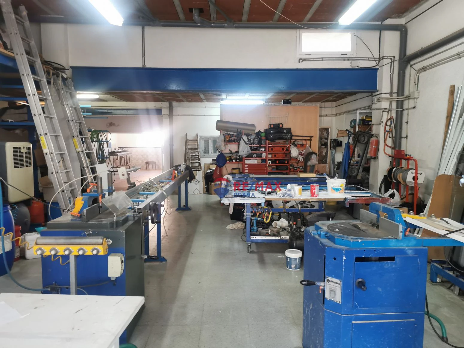 Vive arriba, opera abajo: casa + taller con ascensor y terra