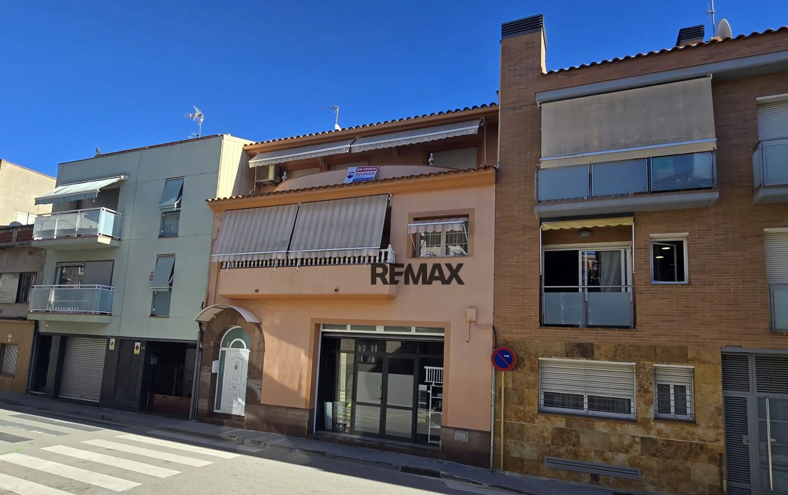 Vive arriba, opera abajo: casa + taller con ascensor y terra