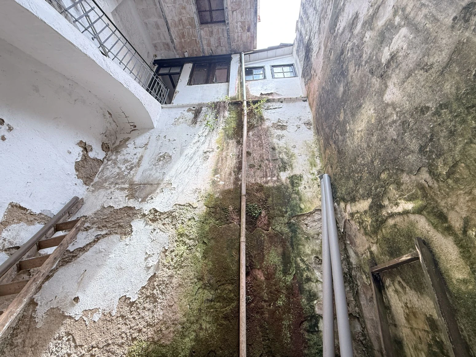 Oportunidad única en Besalú: edificio con local comercial