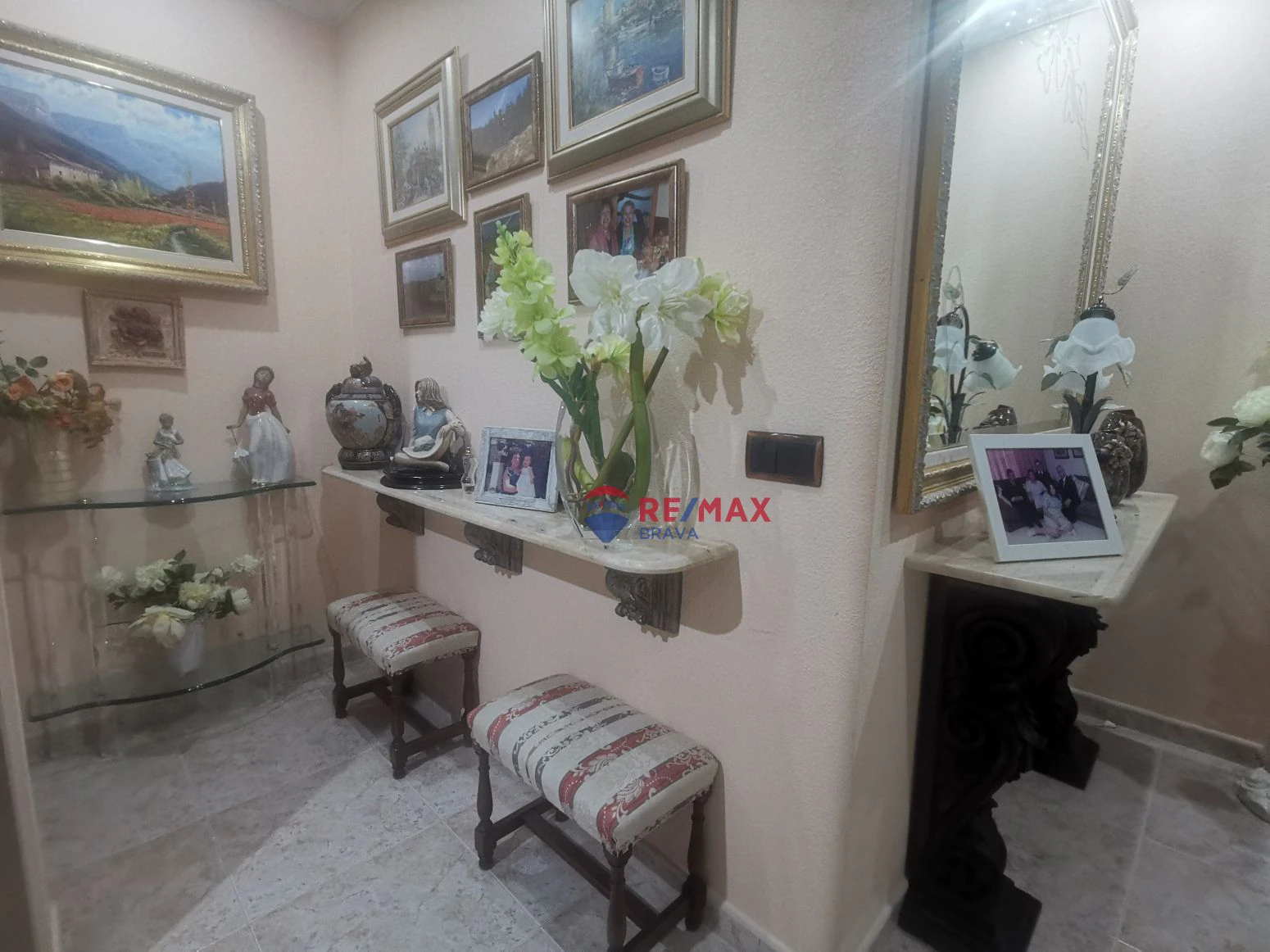 Vive arriba, opera abajo: casa + taller con ascensor y terra