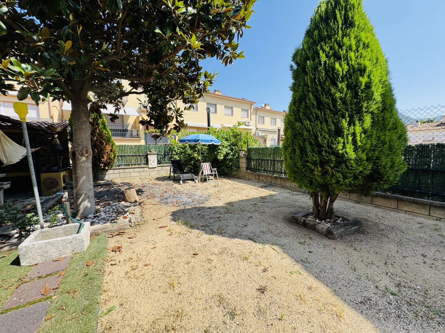 Casa pareada en venta en Amer ( Girona) ? Amplia, con jardí