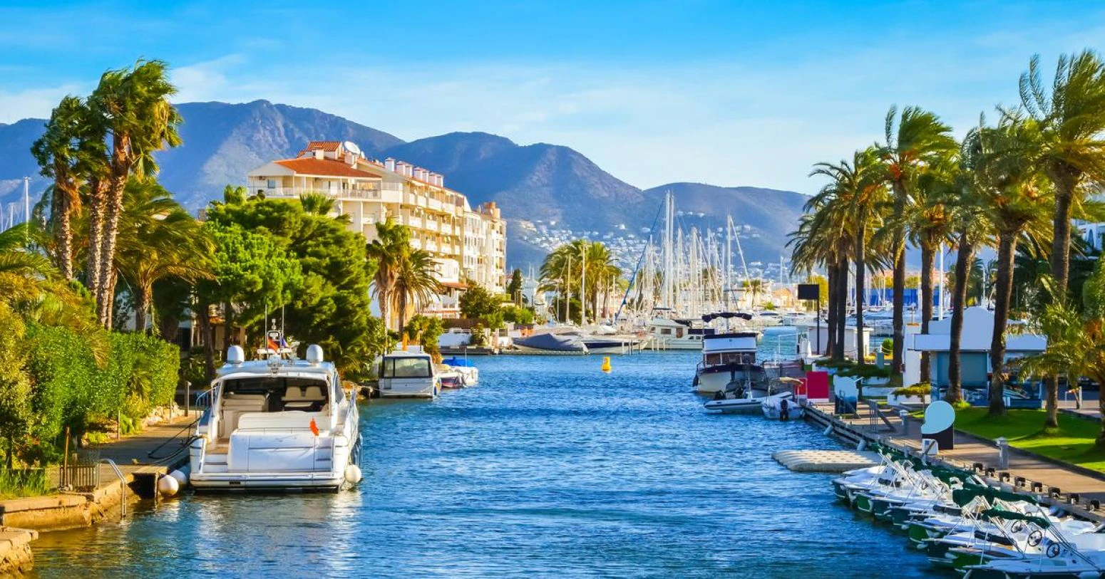 Casa adosada de 2 plantas en Empuriabrava, para reformar