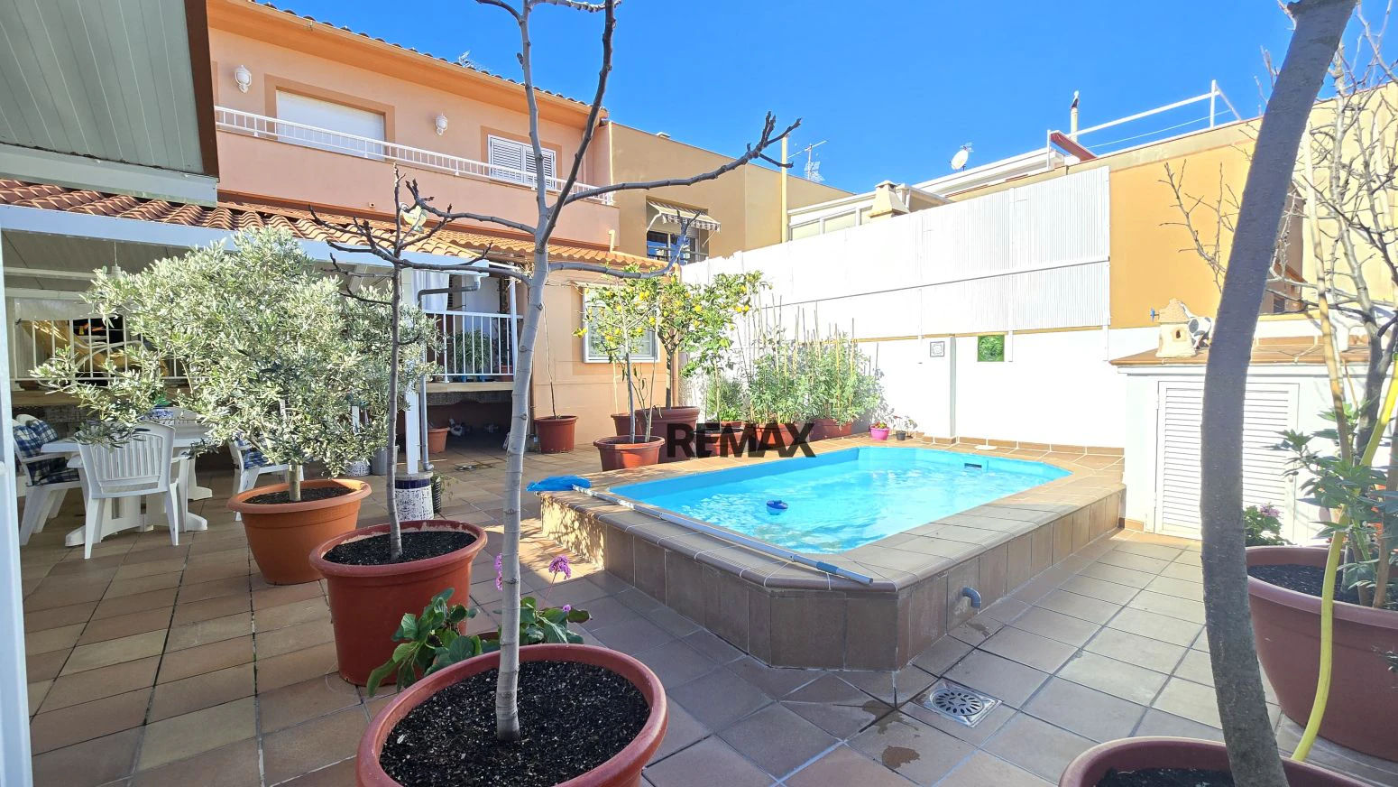 Vive arriba, opera abajo: casa + taller con ascensor y terra