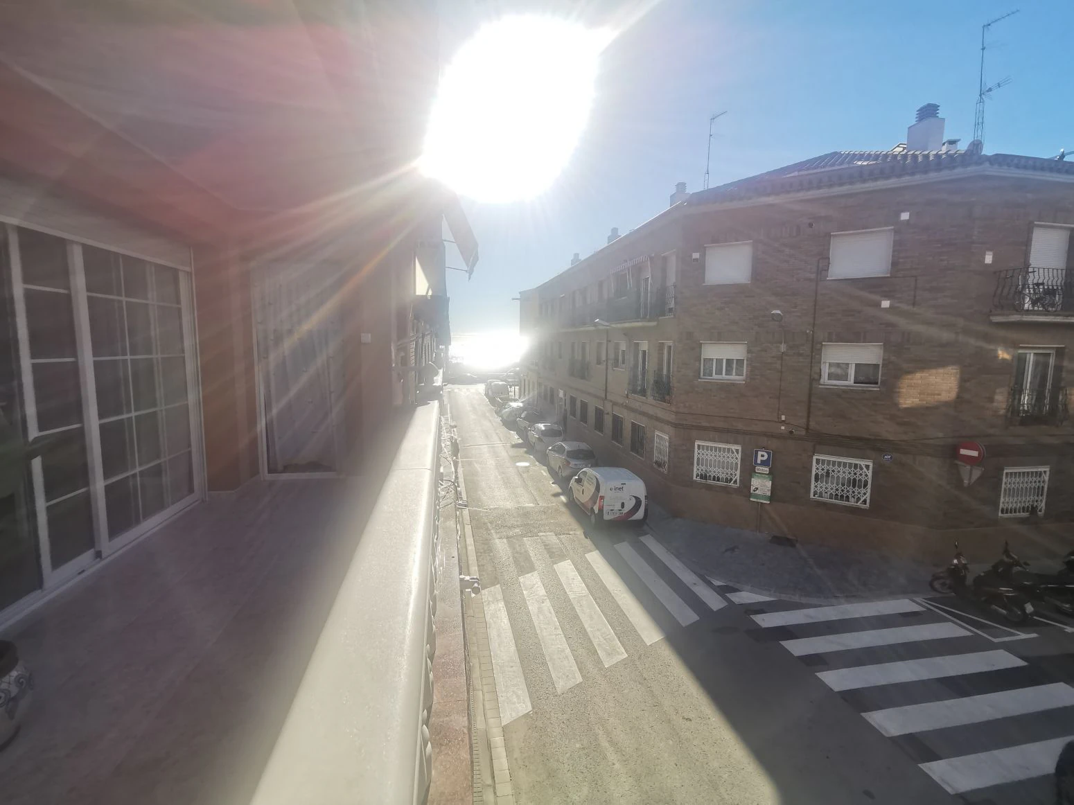 Vive arriba, opera abajo: casa + taller con ascensor y terra
