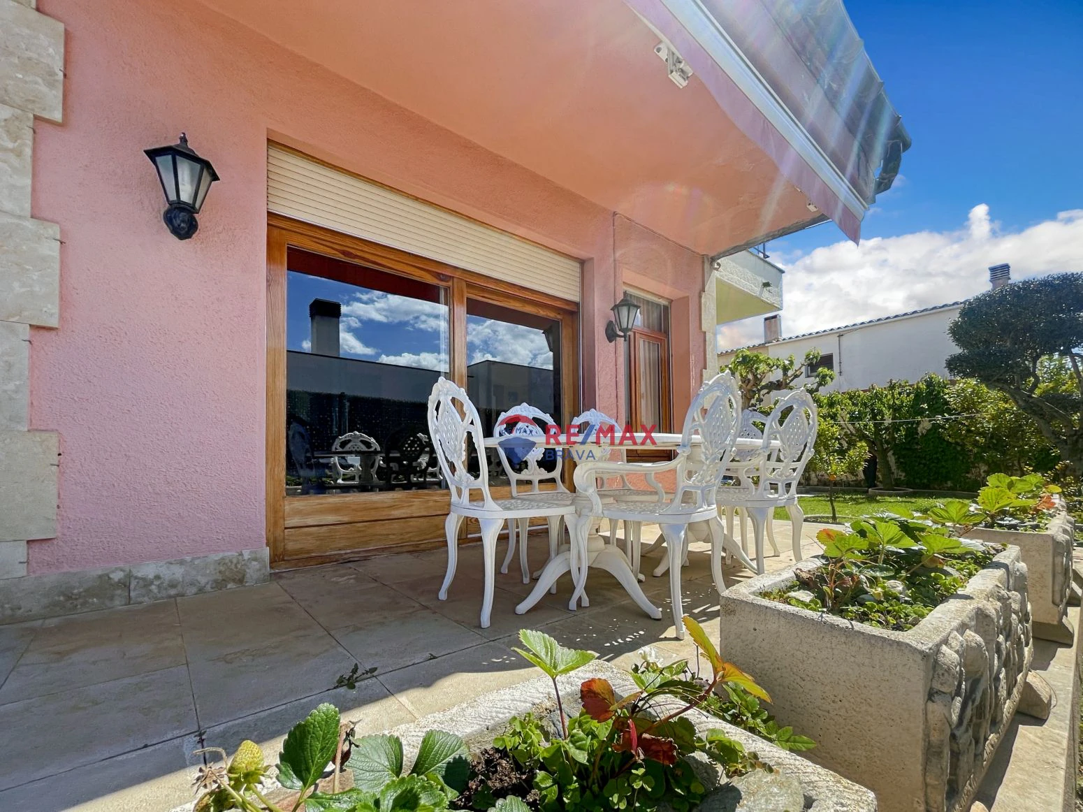 Villa de 4 habitaciones, ubicada en urbanización tranquila
