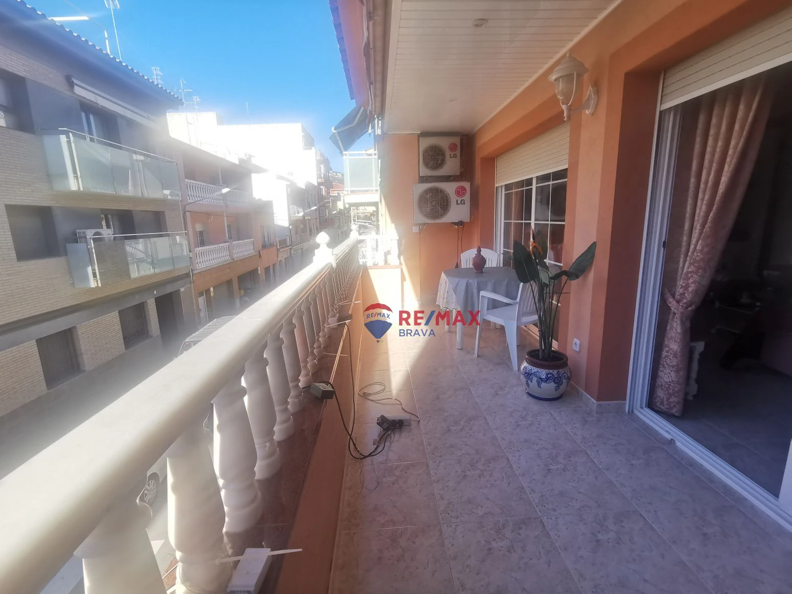 Vive arriba, opera abajo: casa + taller con ascensor y terra