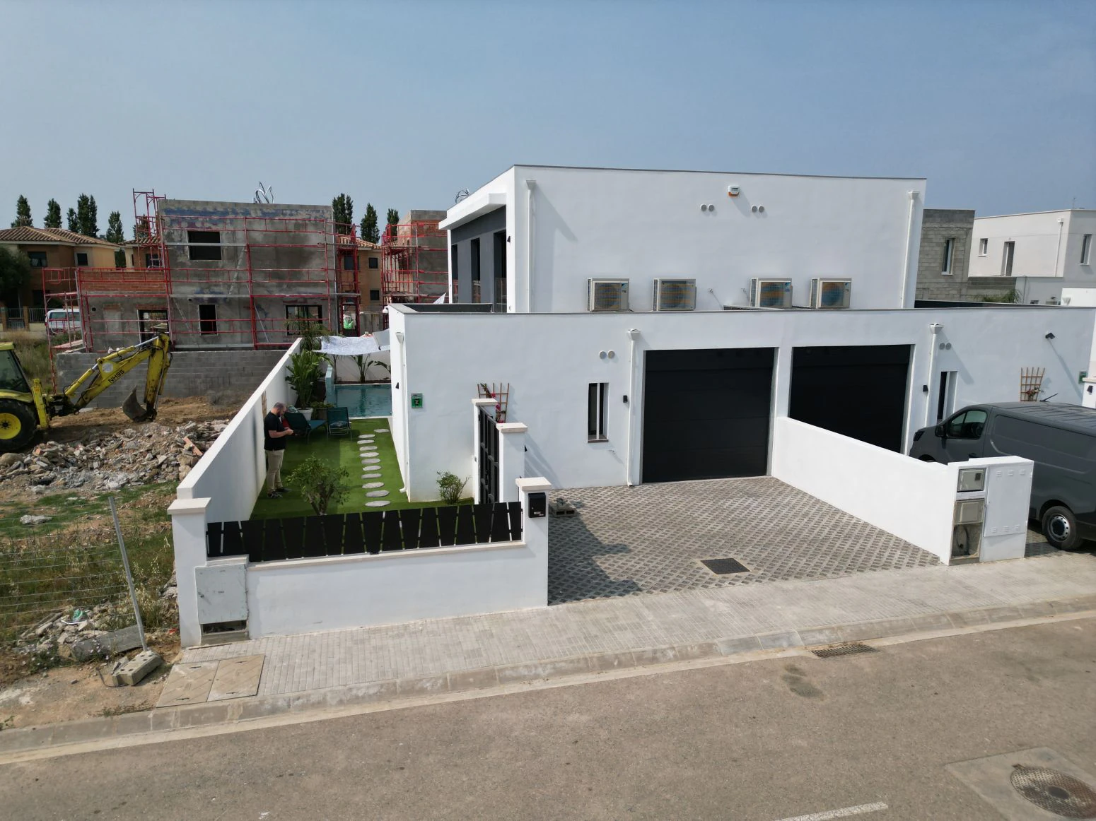 Bonita casa con piscina de obra nueva en sector Mestral de E