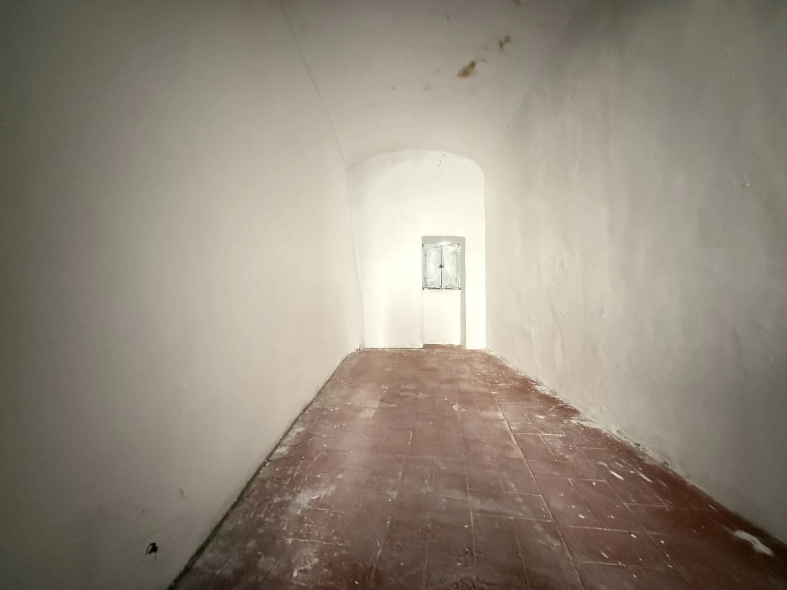 Oportunidad única en Besalú: edificio con local comercial