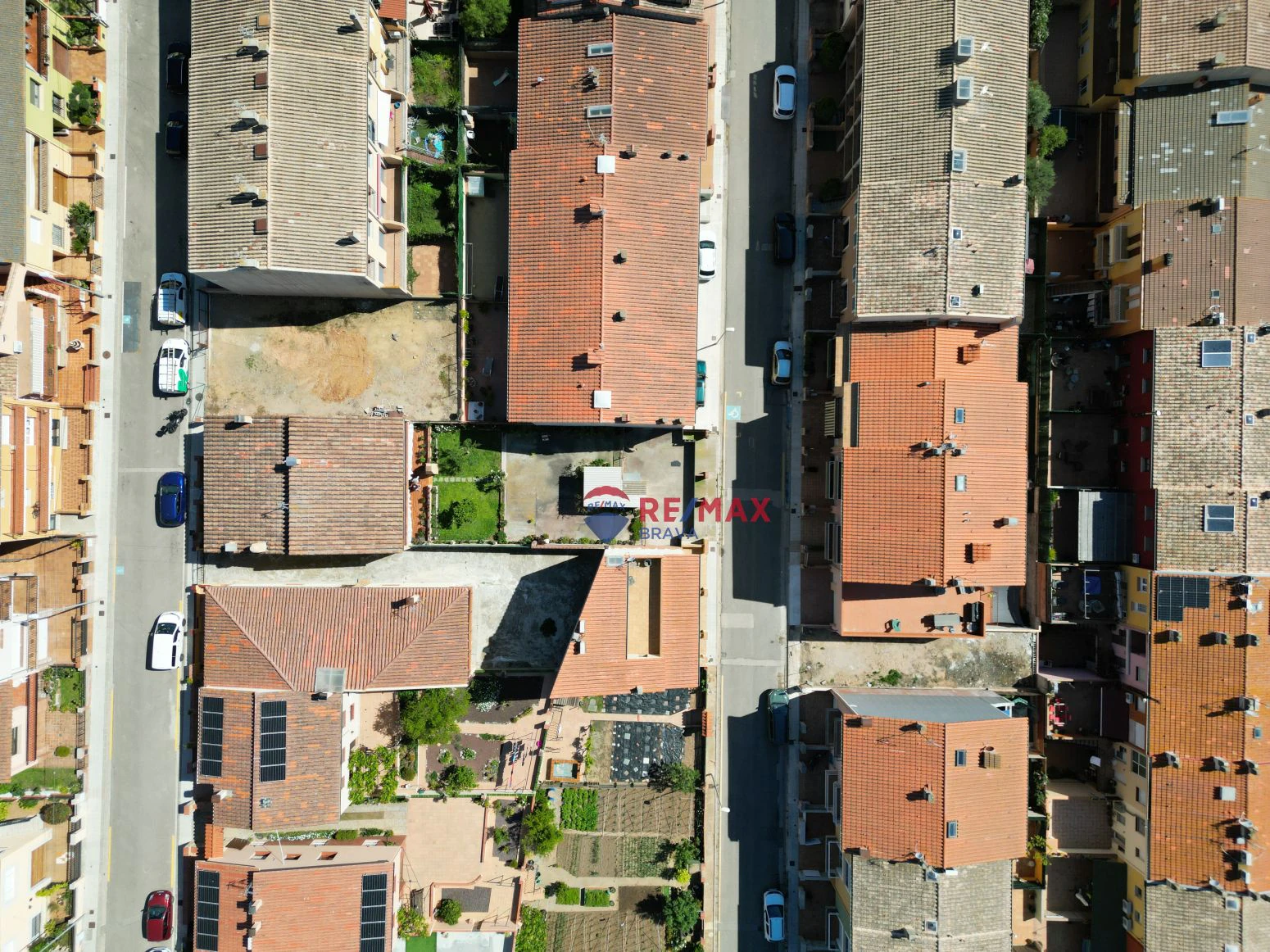 Terreno con dos garajes con posibilidad de realizar dos piso