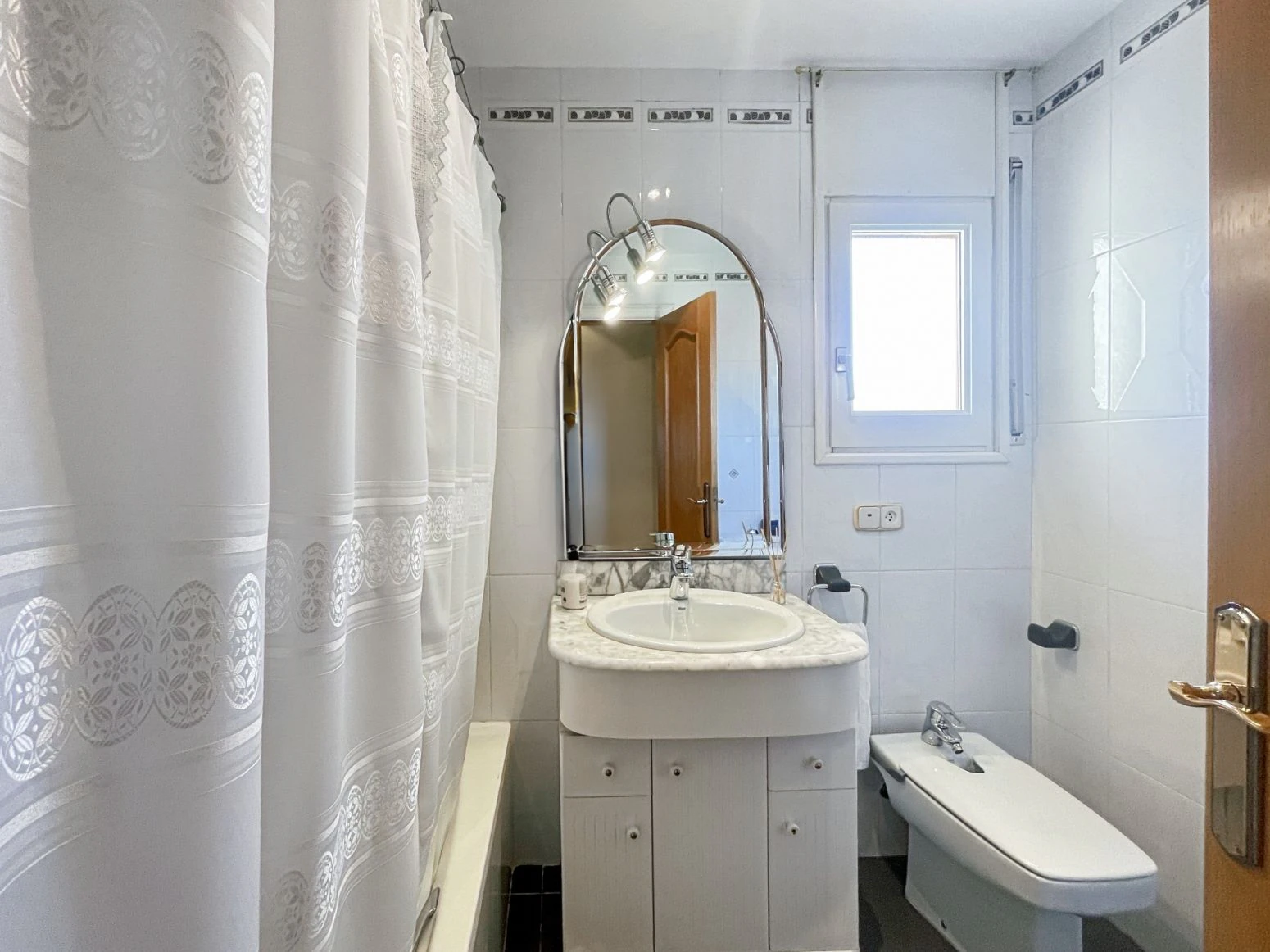 Villa de 4 habitaciones, ubicada en urbanización tranquila
