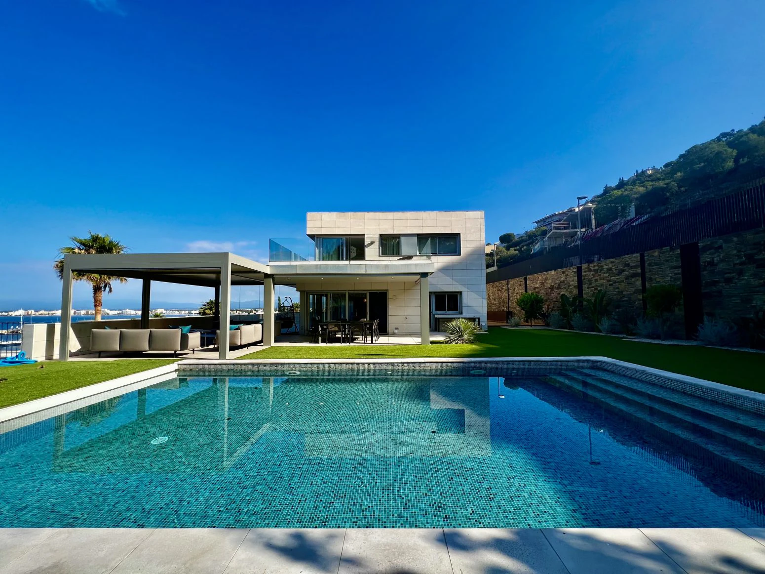 Villa de Lujo con Vistas Espectaculares al Puerto de Roses |