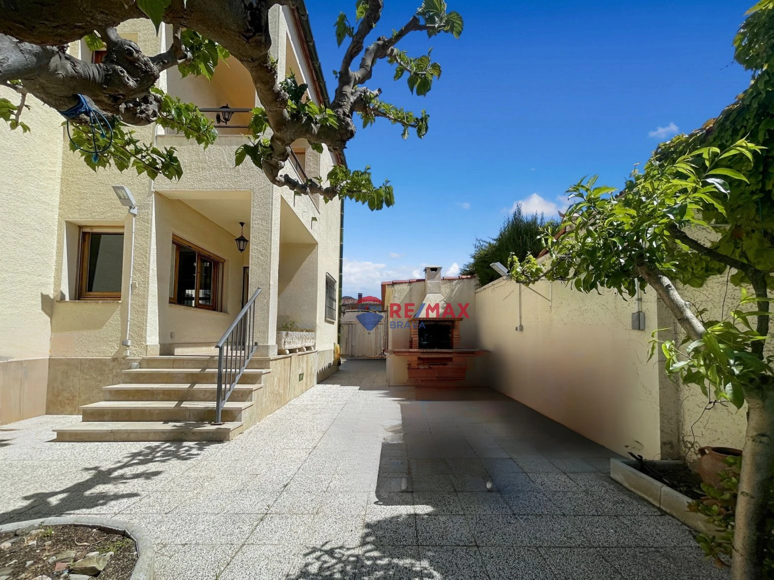 Villa de 4 habitaciones, ubicada en urbanización tranquila