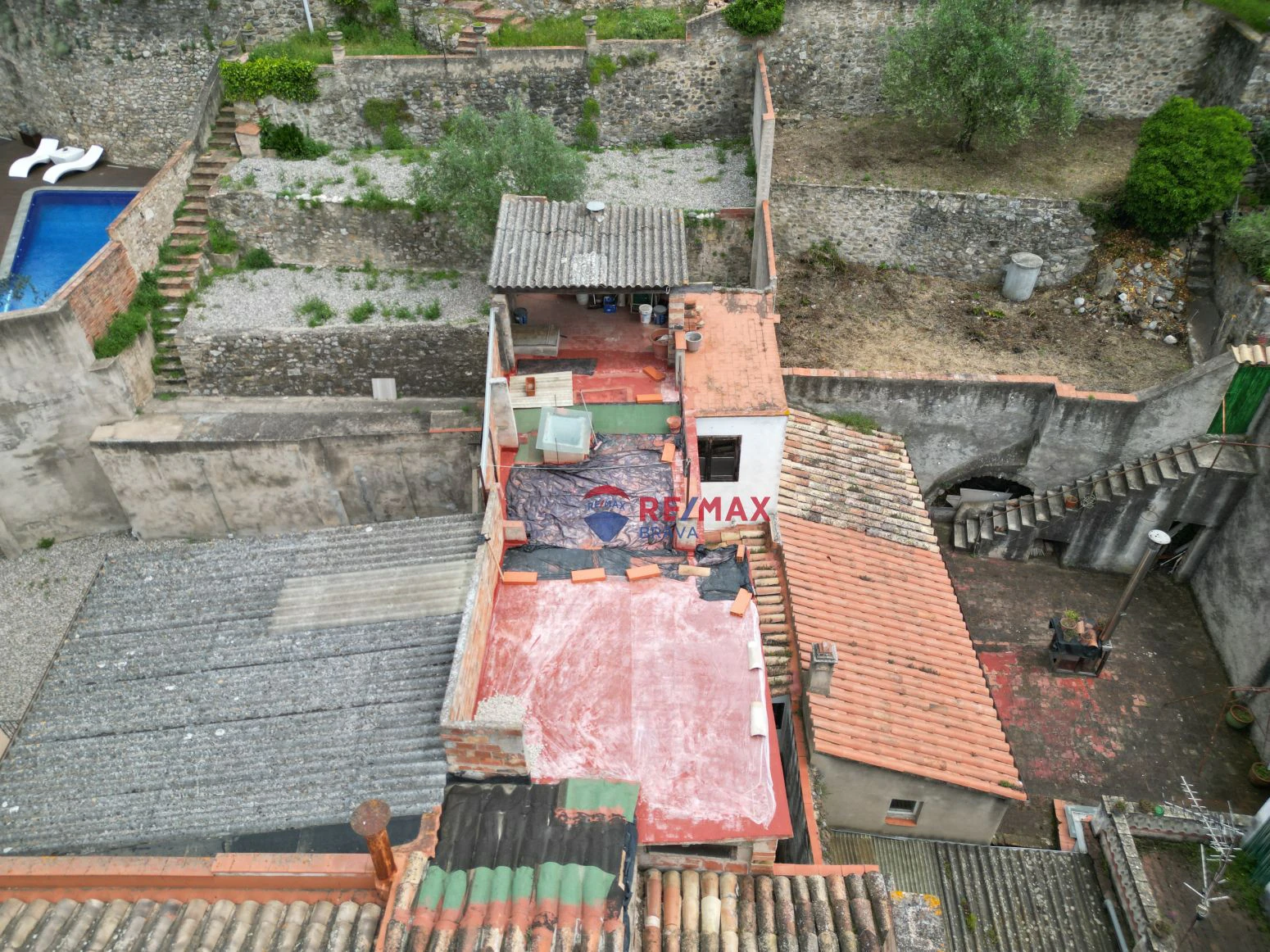 Oportunidad única en Besalú: edificio con local comercial