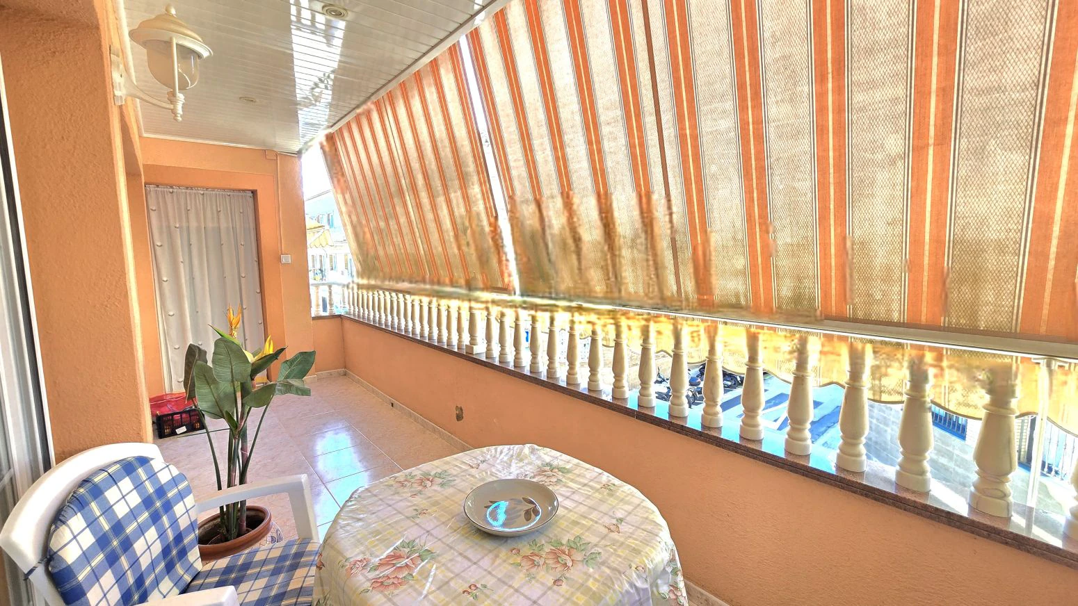 Vive arriba, opera abajo: casa + taller con ascensor y terra