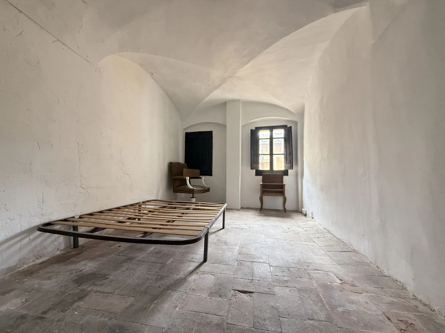 Oportunidad única en Besalú: edificio con local comercial