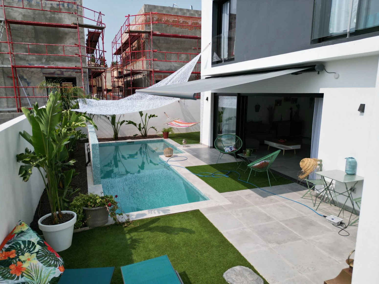 Bonita casa con piscina de obra nueva en sector Mestral de E