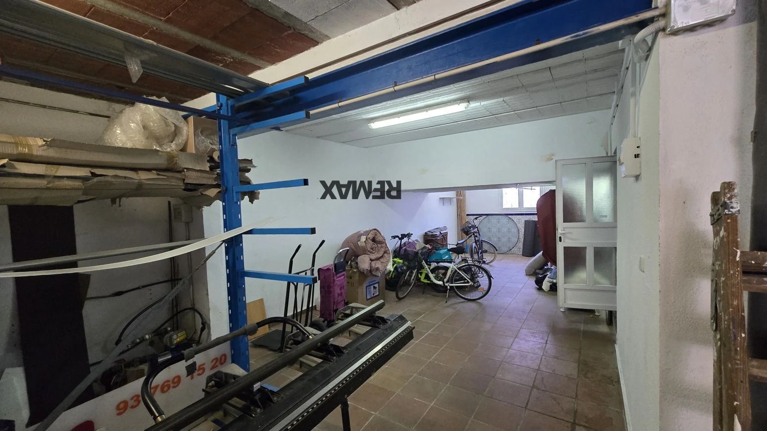 Vive arriba, opera abajo: casa + taller con ascensor y terra