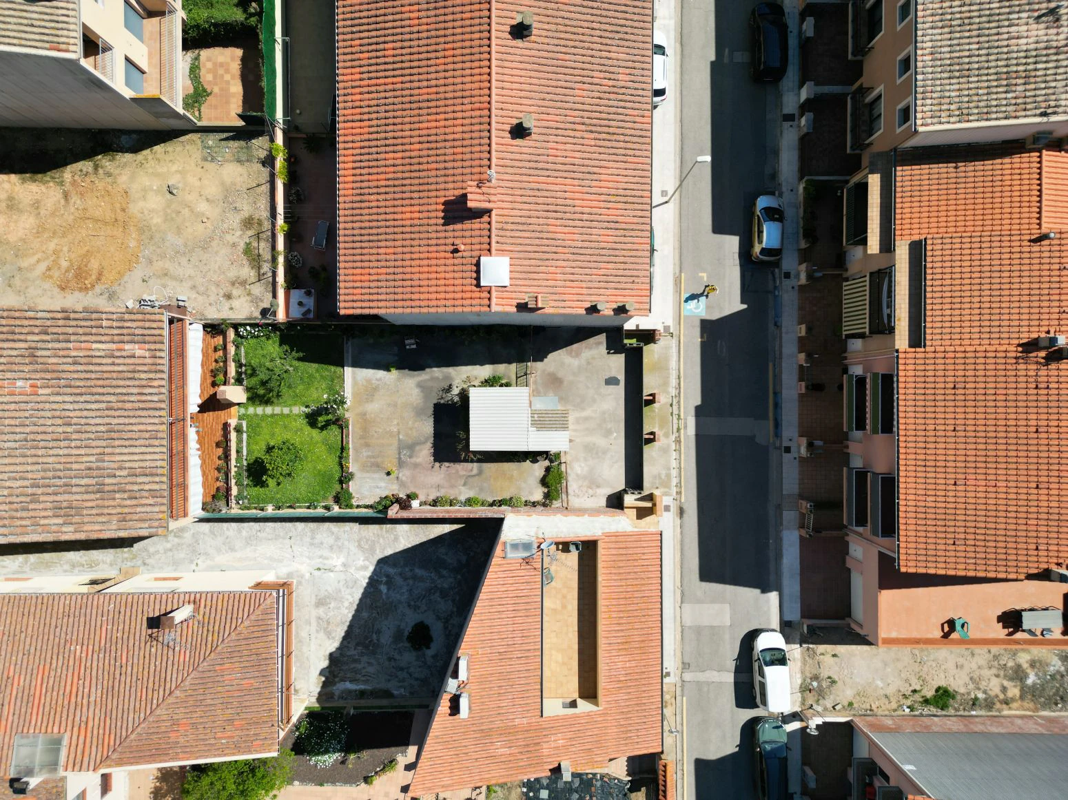 Terreno con dos garajes con posibilidad de realizar dos piso