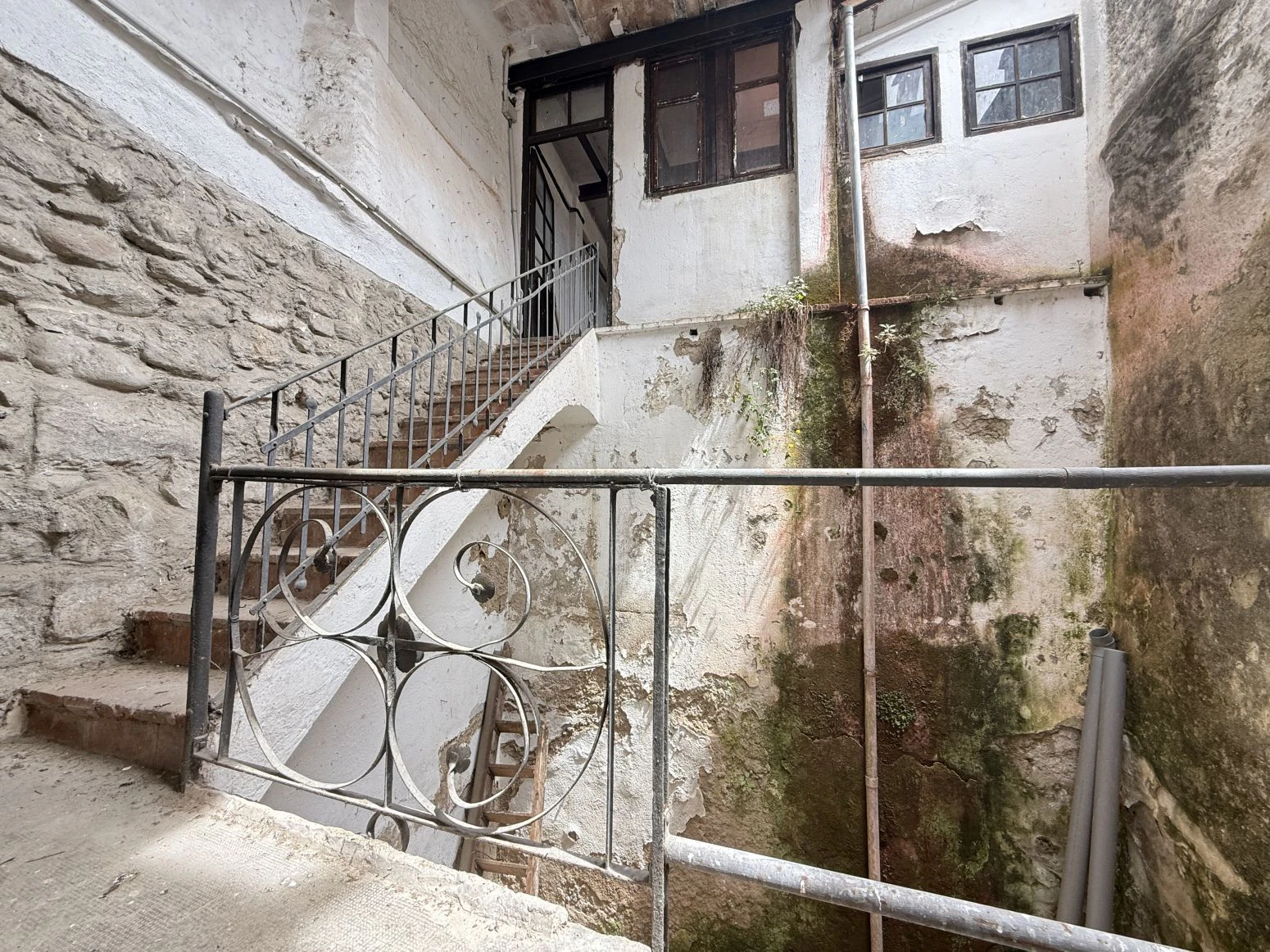 Oportunidad única en Besalú: edificio con local comercial
