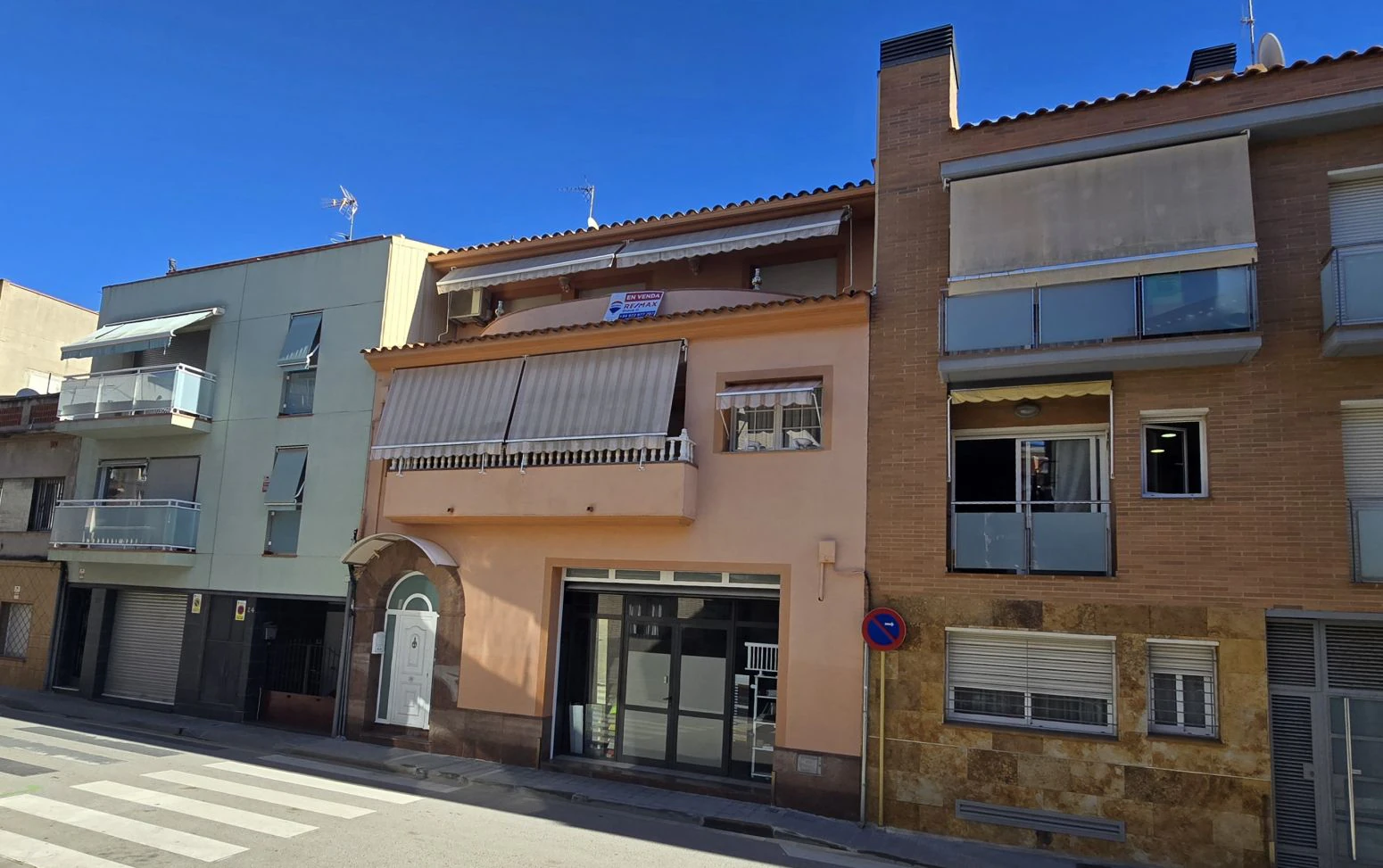 Vive arriba, opera abajo: casa + taller con ascensor y terra
