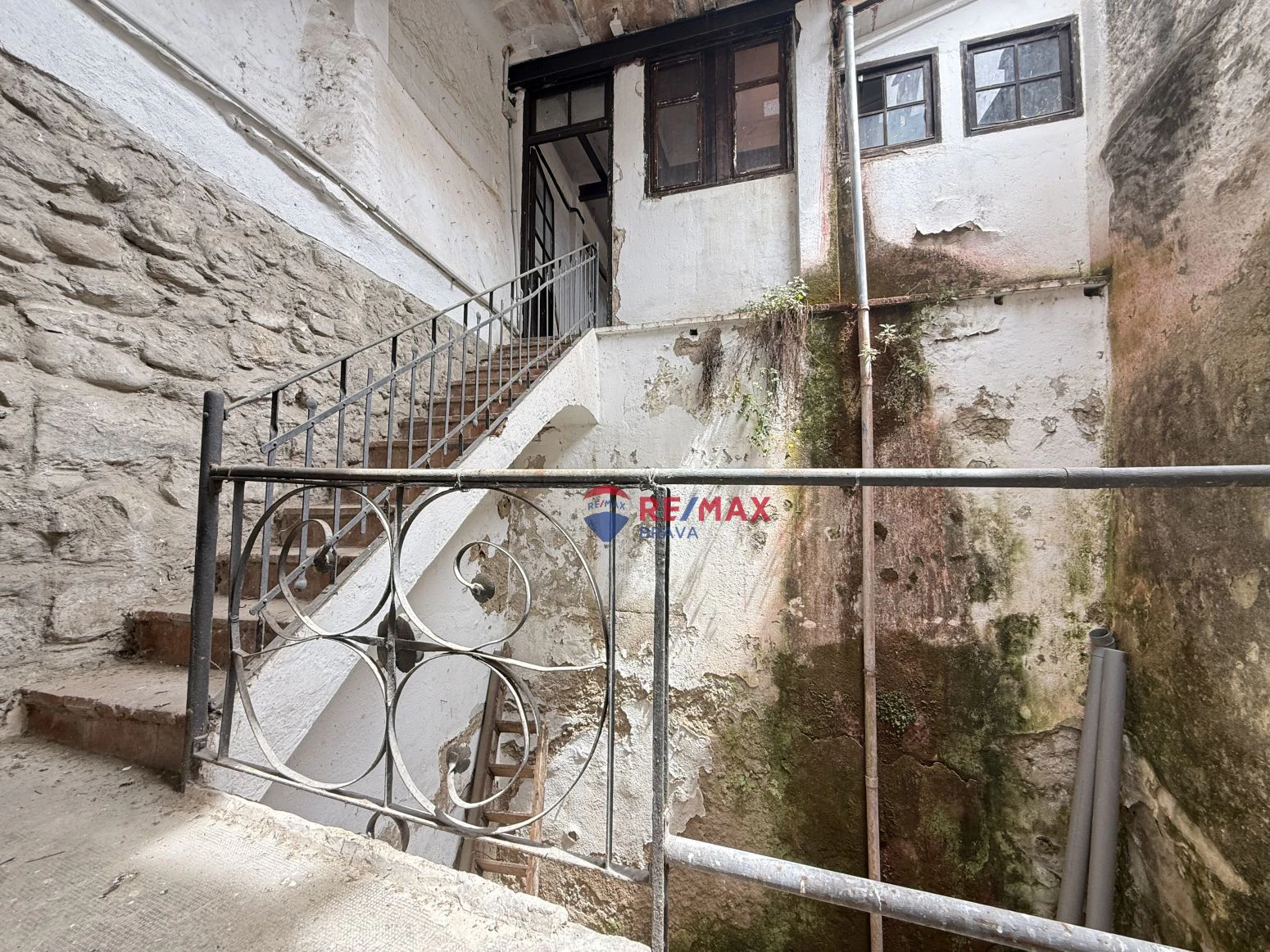 Oportunidad única en Besalú: edificio con local comercial