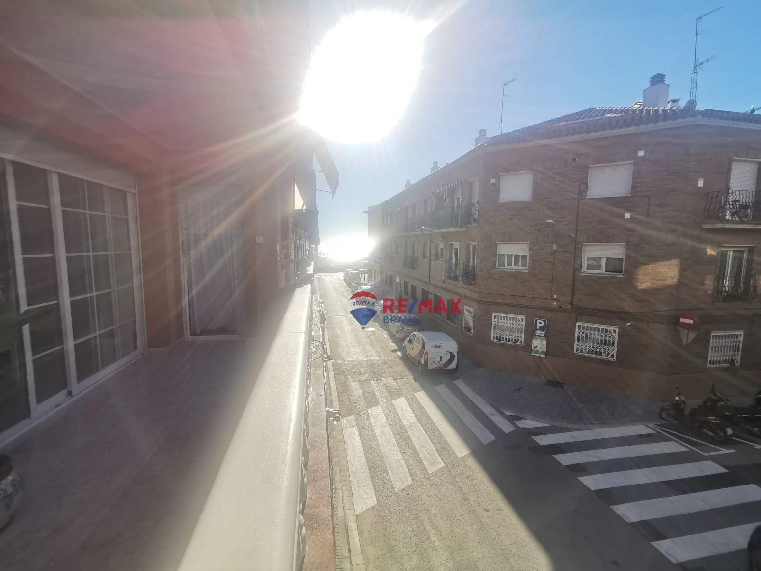 Vive arriba, opera abajo: casa + taller con ascensor y terra