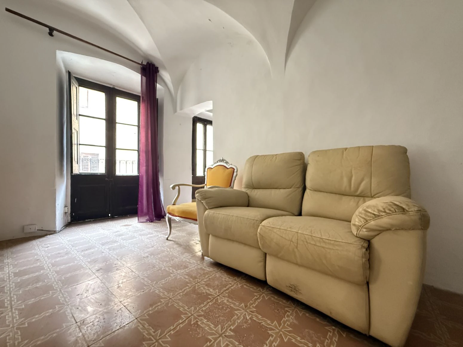 Oportunidad única en Besalú: edificio con local comercial