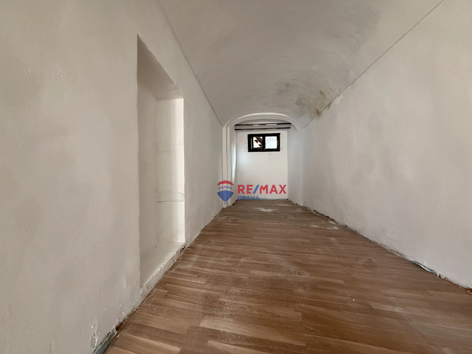 Oportunidad única en Besalú: edificio con local comercial