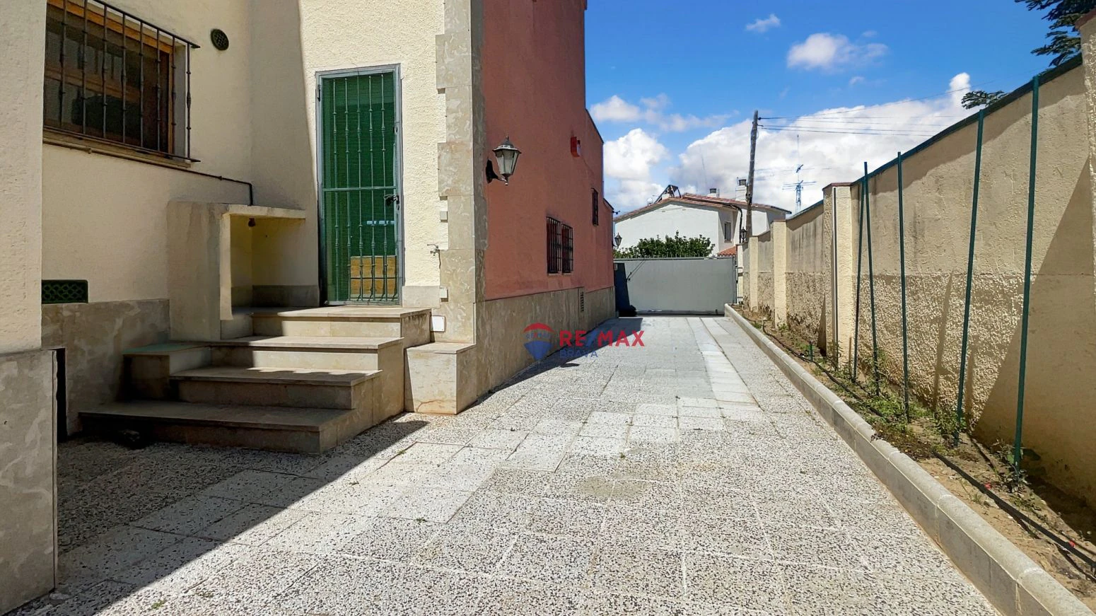 Villa de 4 habitaciones, ubicada en urbanización tranquila