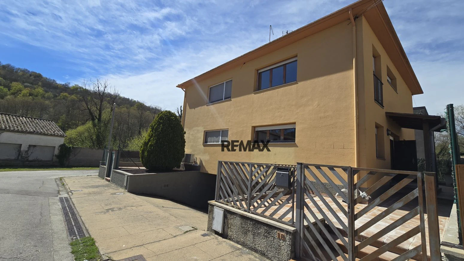 Casa pareada en Olot con 3 habitaciones, garaje y jardín
