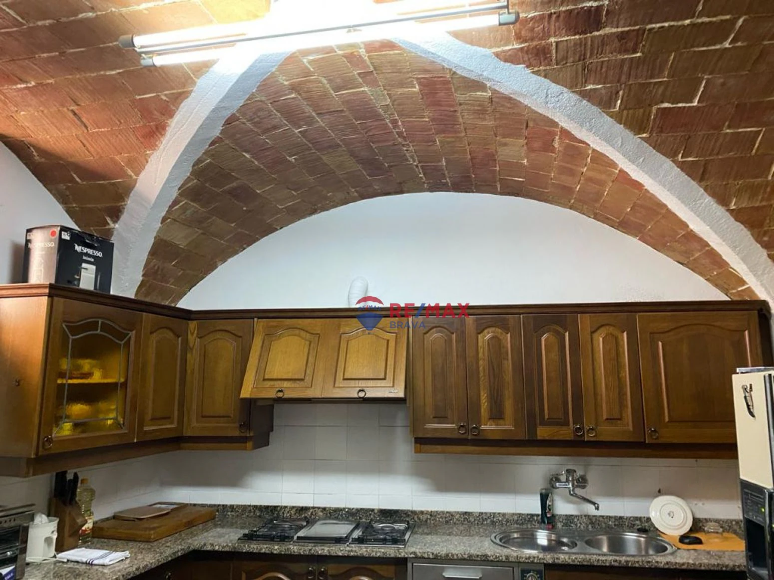 Casa de diseño antiguo en el centro del Pla de l´Estany