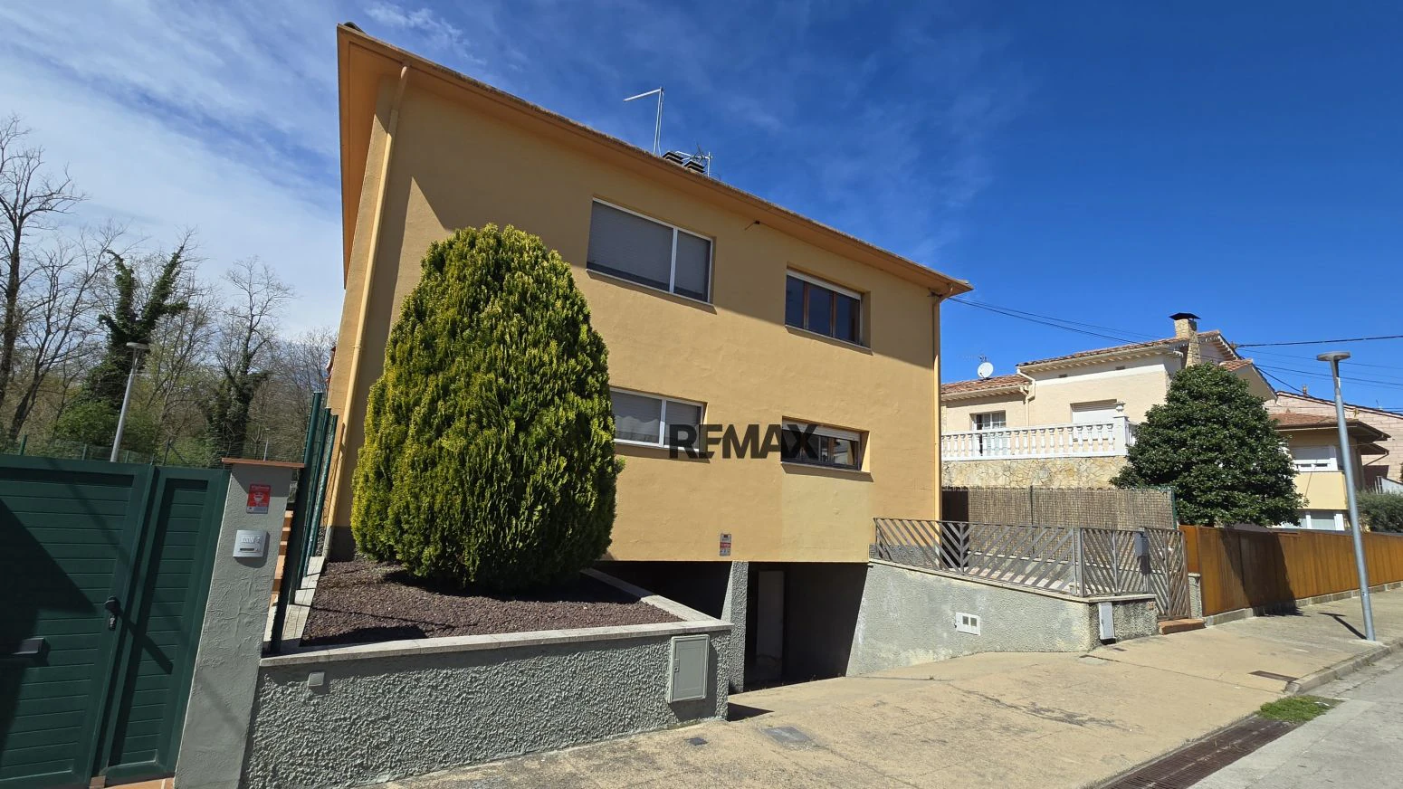 Casa pareada en Olot con 3 habitaciones, garaje y jardín