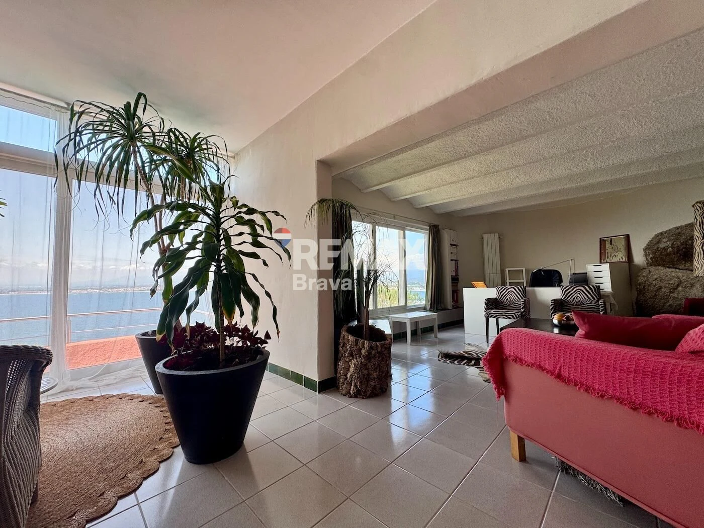 Fantastica villa en Roses con vistas al mar y Castillo de la Trinidad, piscina privada y garaje.