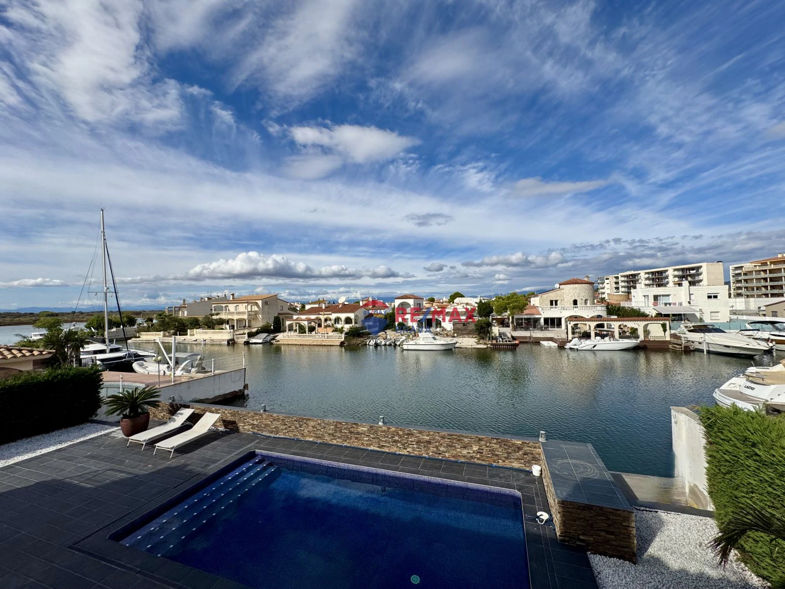 Villa al canal con 20 metros de amarre para catamaran
