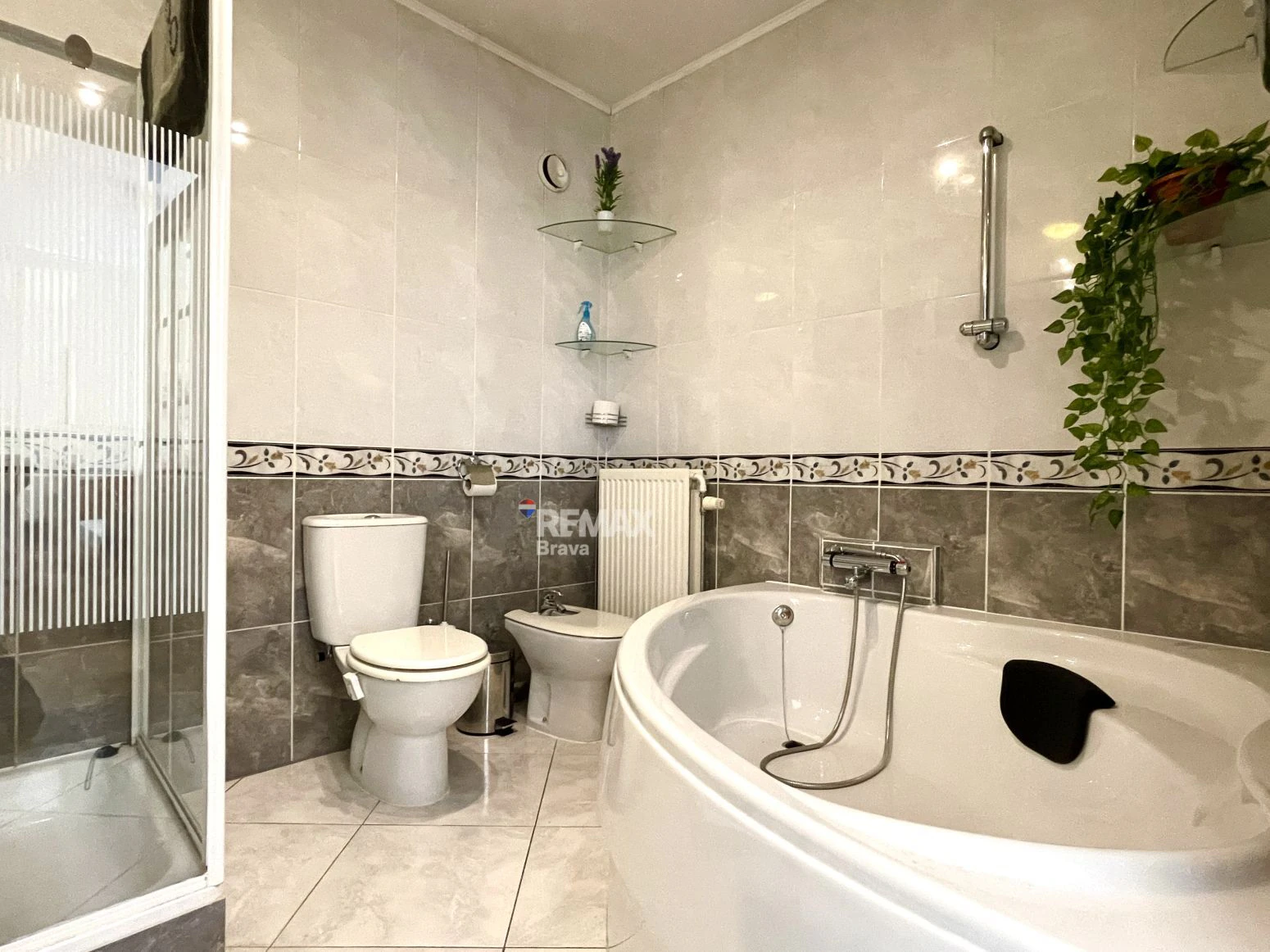 Villa de planta baja con piscina privada y gran rentabilidad en Roses