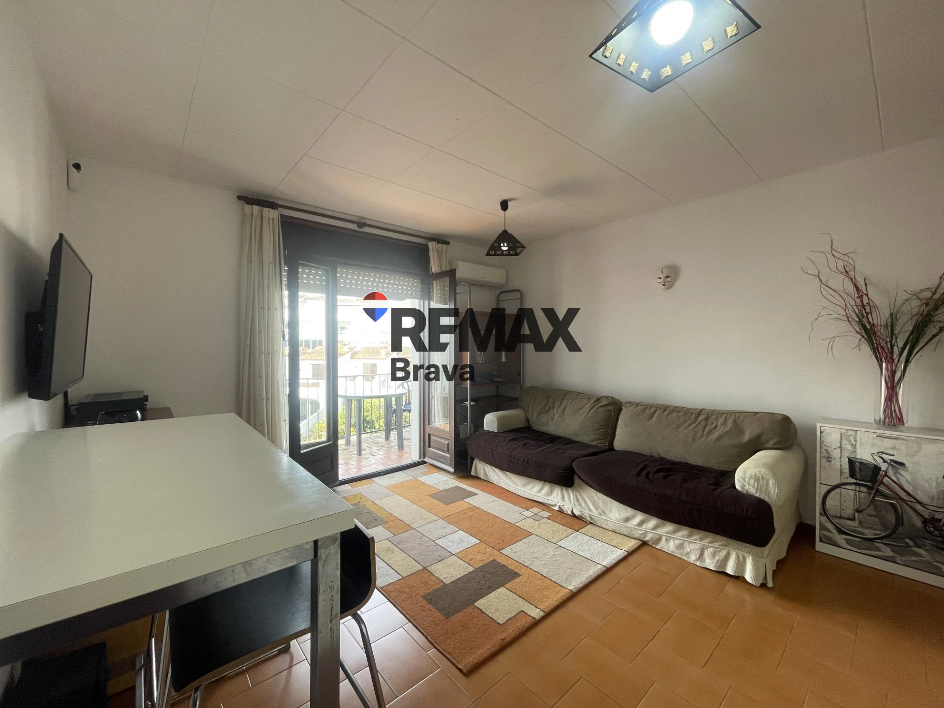 Luminoso apartamento con vistas al canal en Empuriabrava