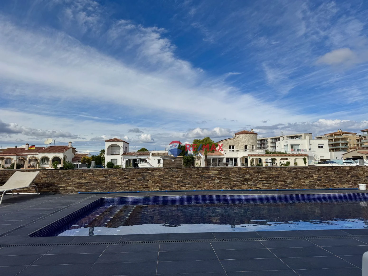 Villa al canal con 20 metros de amarre para catamaran