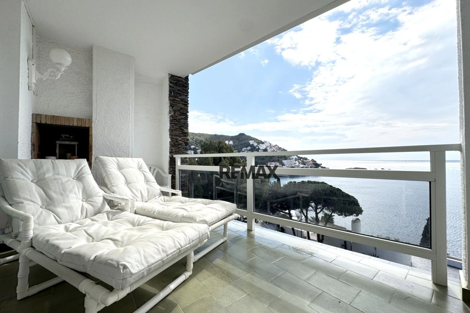 Magnífico apartamento con vistas al Mediterráneo, terraza y parking junto a la playa de Canyelles