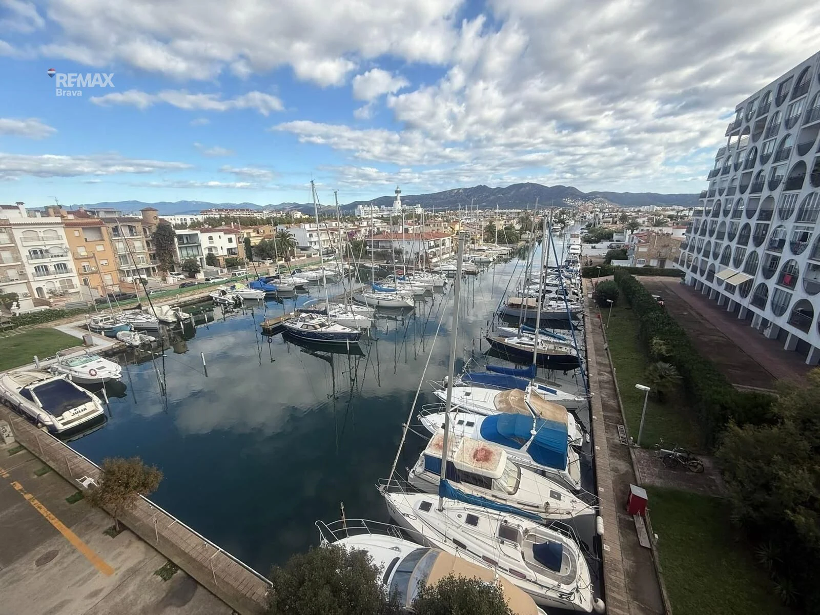 EMPURIABRAVA - Apartamento tipo Dúplex - Primera línea de mar con vistas excepcionales.