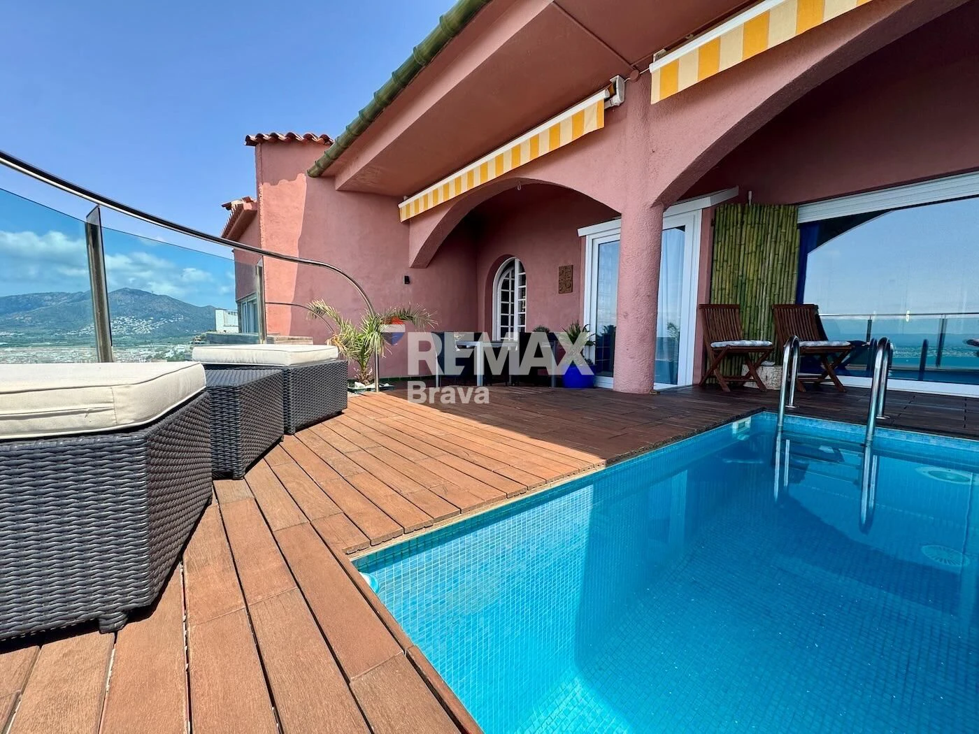 Fantastica villa en Roses con vistas al mar y Castillo de la Trinidad, piscina privada y garaje.